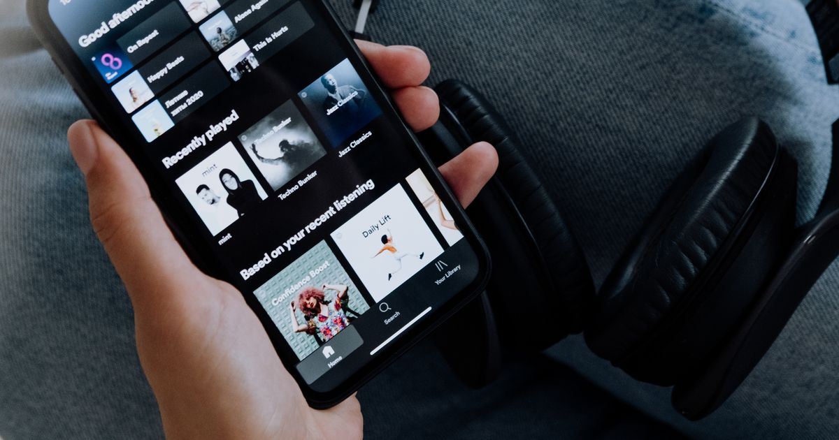 1つのWebサイトがスマホ・タブレット・PCそれぞれの画面に合わせて表示されるイメージ